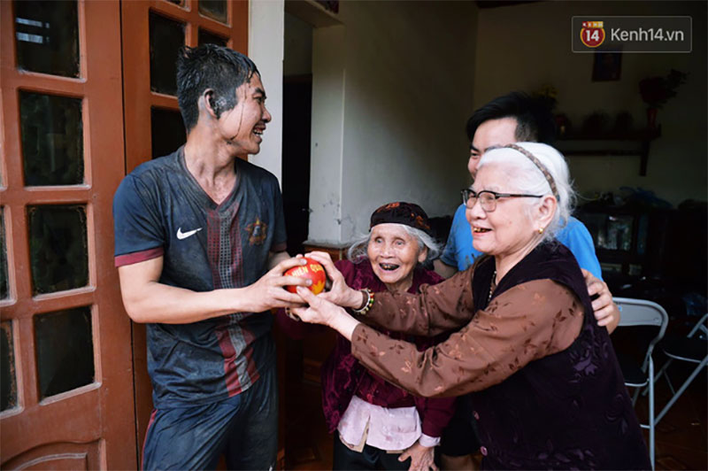 Hàng trăm thanh niên trai tráng lao vào giằng xé, giẫm đạp lên nhau để Cướp phết Hiền Quan lấy may